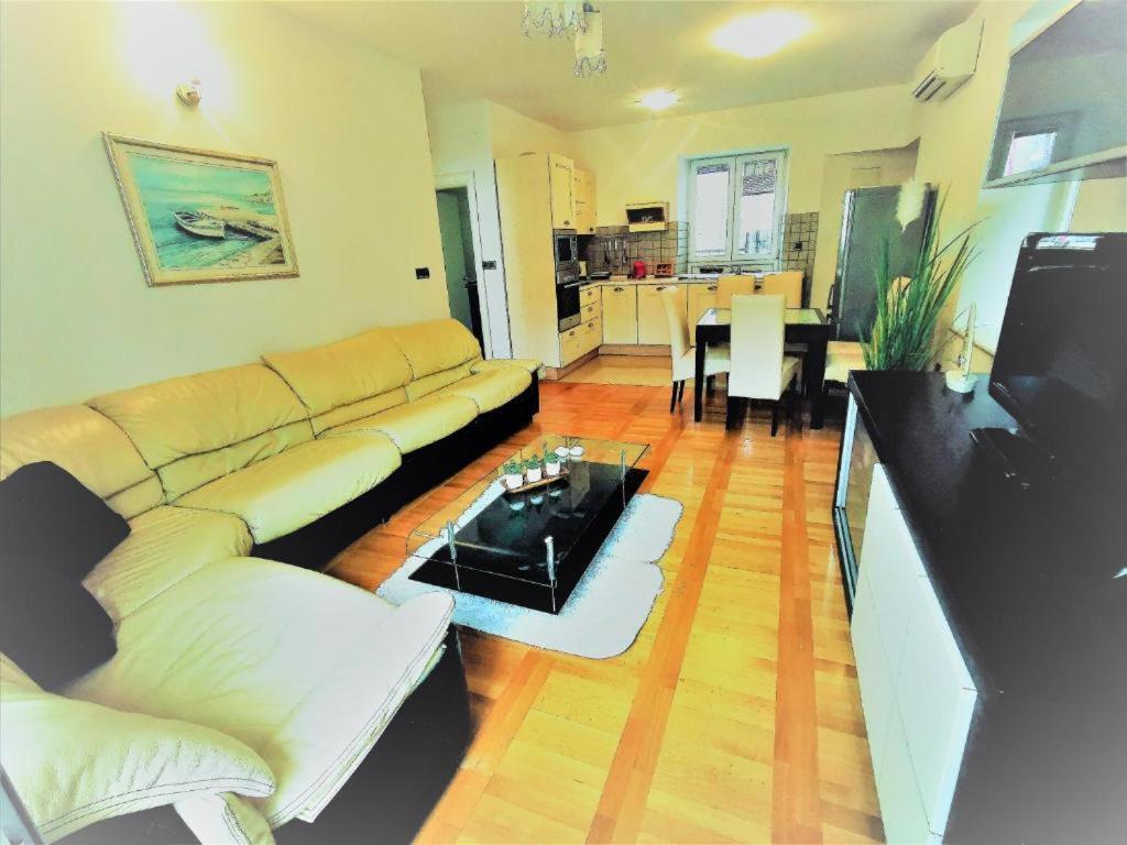Iron Gates Apartments สปลิท ภายนอก รูปภาพ